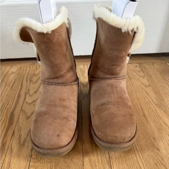Ugg Bailey Button size 9 - Picture 2 of 8